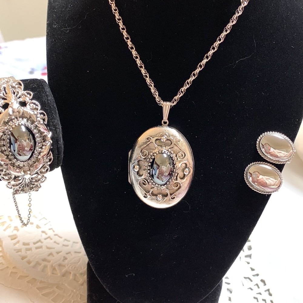Whiting and Davis Vintage Locket bracelet earrings size Small to medium 2” 1/4” - Picture 11 of 13
